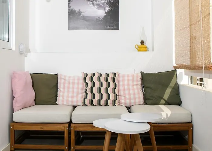 Bright 2br By Pedieos Park, Near Old Town