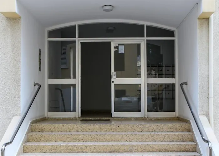 Bright 2br By Pedieos Park, Near Old Town Apartment