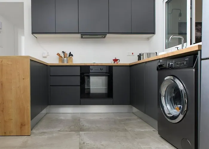 Apartment Bright 2br By Pedieos Park, Near Old Town Nikosia